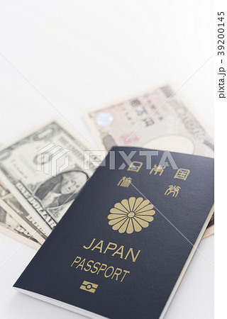 パスポートとドル札 39200145