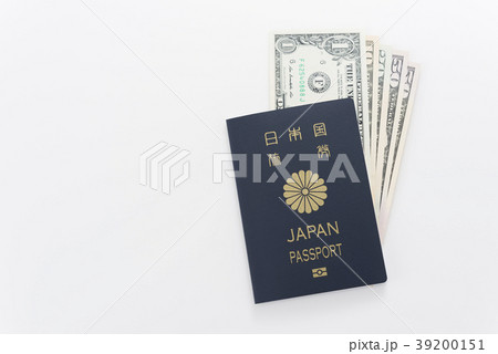 パスポートとドル札 39200151