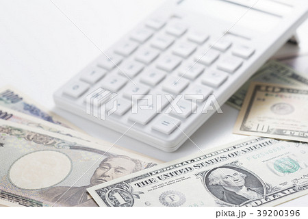 ドル札と電卓 ドル札と電卓 39200396
