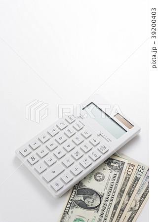 ドル札と電卓 ドル札と電卓 39200403