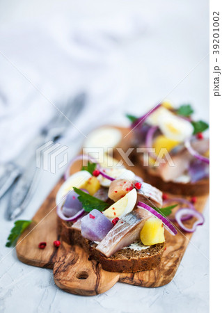 Open sandwich with herring, onion, potato and eggs 39201002