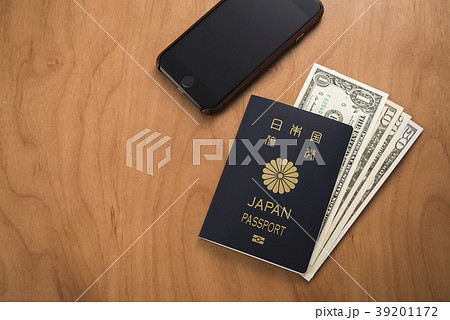 パスポートとドル札とスマホ パスポートとドル札とスマホ 39201172