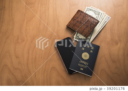 パスポートとドル札とスマホと財布 パスポートとドル札とスマホと財布 39201176