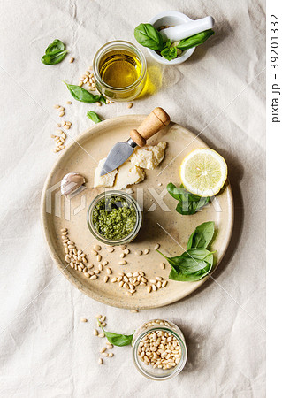 Basil pesto sauce 39201332