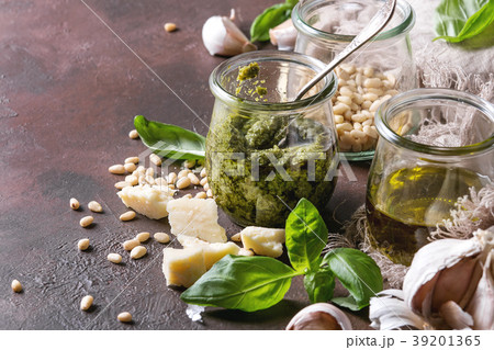 Basil pesto sauce 39201365