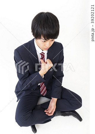 胡座 グッドサインをする若いビジネスマン 俯瞰撮影の写真素材