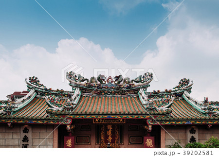 Chinese temple roof decoration with dragon Bangkok Chinese temple roof decoration with dragon Bangkok 39202581