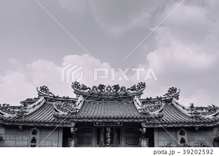 Chinese temple roof decoration with dragon Bangkok Chinese temple roof decoration with dragon Bangkok 39202592