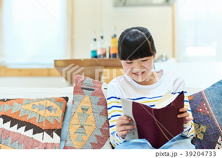 家出本を読む女の子 家出本を読む女の子 39204733