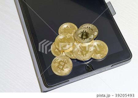ビットコイン仮想通貨イメージ外出先でモバイル取引iPadタブレット 39205493