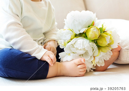 Toddler boy with spring flowers 39205763