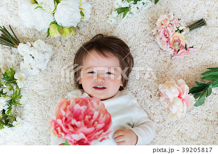 Happy toddler boy with spring flowers 39205817