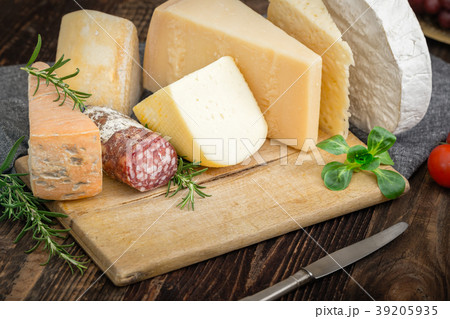 Cheeses with tomatoes, grapes and salame. 39205935