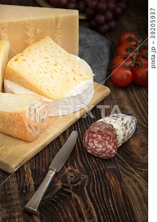 Cheeses with tomatoes, grapes and salame. 39205937