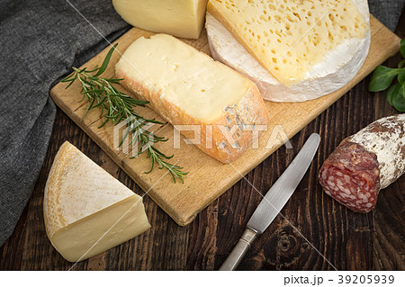 Cheeses with rosemary, tomatoes, grapes and salame Cheeses with rosemary, tomatoes, grapes and salame 39205939
