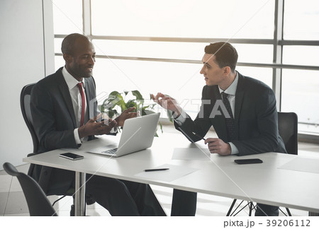 Business partners discussing working moments 39206112