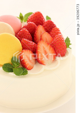 苺とマカロンのショートケーキの写真素材