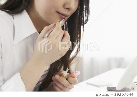ビューティー　お化粧をする　若い女性 39207644