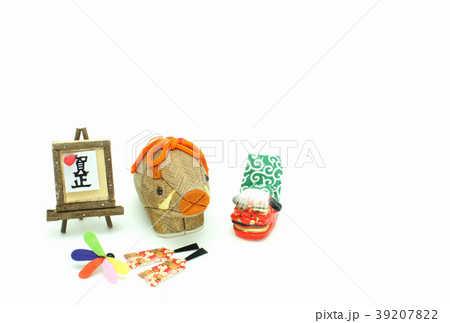年賀状素材(亥年) 39207822