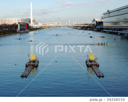 解放されている戸田競艇場でボートの練習する学生達 39208550