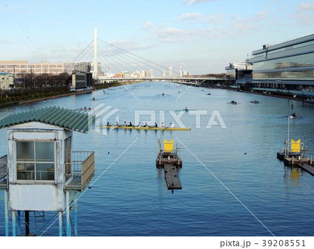 解放されている戸田競艇場でボートの練習する学生達 39208551