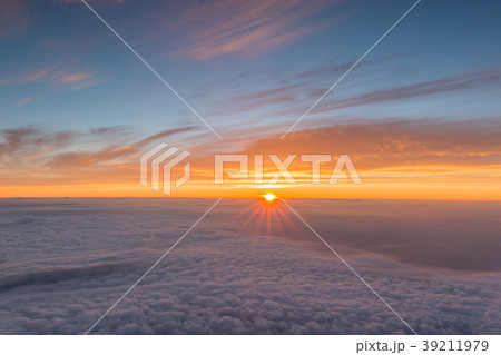 Beautiful sunrise seen from the top of Mount Fuji 39211979