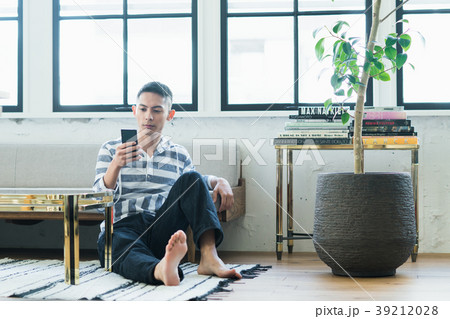 若い男性(スマホ) 若い男性(スマホ) 39212028
