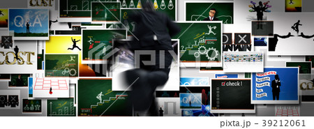 目標に向かって走るビジネスマン 39212061