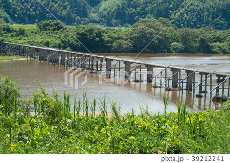 島根県出雲市の斐伊川にかかる冠水橋 39212241