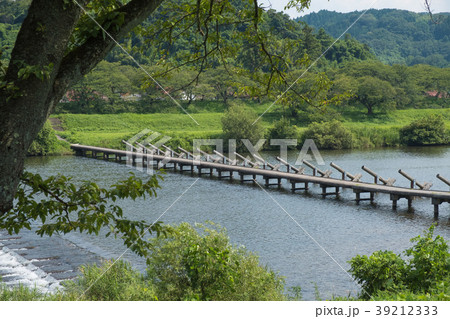 島根県雲南市木次町の斐伊川にかかる冠水橋 島根県雲南市木次町の斐伊川にかかる冠水橋 39212333
