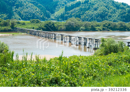 島根県出雲市の斐伊川にかかる冠水橋 39212336