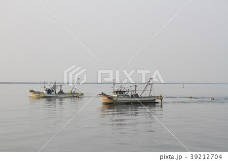 二艘引き網でのいかなご漁の写真素材