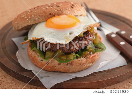 Hamburger with fried egg and gherkin salad 39212980