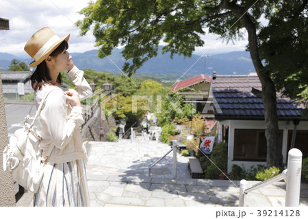 伊香保を楽しむ若い女性 39214128