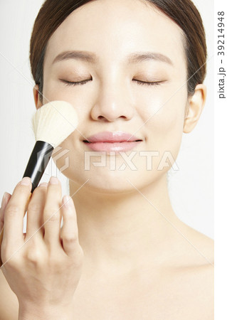 女性　ビューティーシリーズ　メイクアップ 39214948