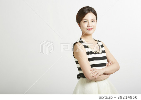 女性　ポートレートシリーズ　ドレスアップ 39214950