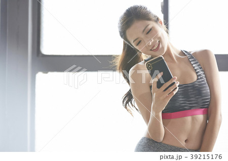 女性　スポーツウェア　スマートフォン 39215176