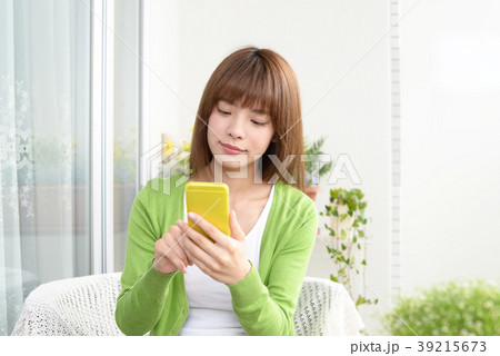 スマートフォンを持つ女性 39215673