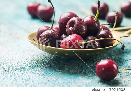 Fresh cherry in spoon 39216084