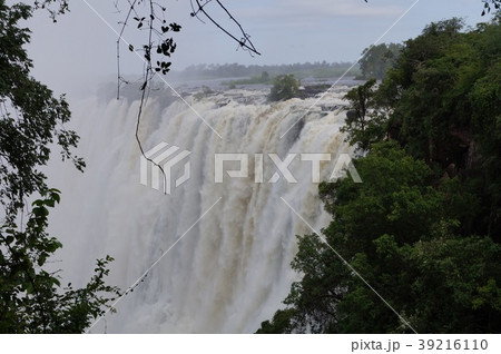 ザンビアのビクトリアフォールズ 39216110