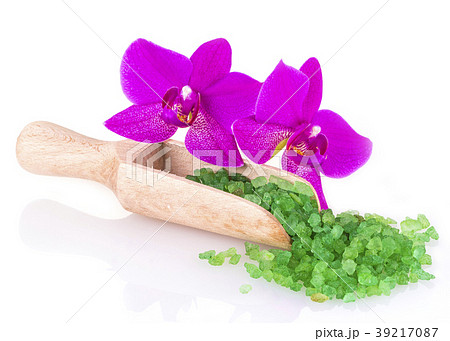 green sea salt in wooden spoon and flower 39217087
