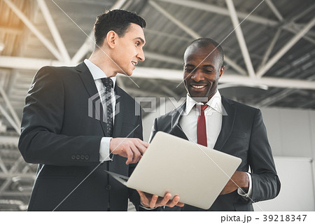 Satisfied landlord and lessee making deal 39218347