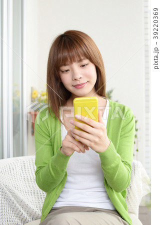 スマートフォンを持つ女性 39220369
