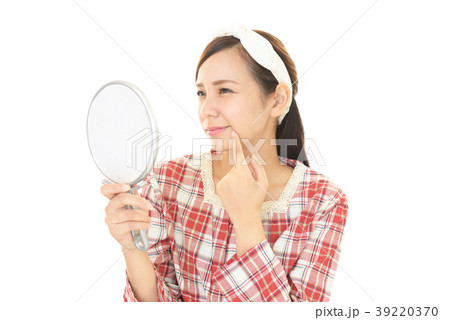手鏡を持つ女性 39220370