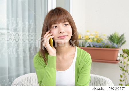スマートフォンで通話中の女性 39220371