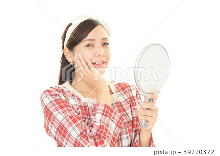手鏡を持つ女性 39220372