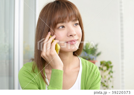 スマートフォンで通話中の女性 39220373