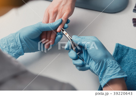 Master arm cutting cuticle with scissors 39220643