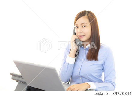 通話中のビジネスウーマン 39220844