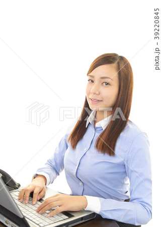 ノートパソコンで仕事中の女性 39220845